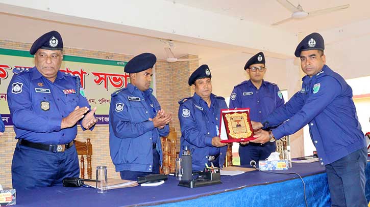 খুন মামলার রহস্য উদঘাটনে পুরষ্কৃত হলেন এসআই আসলাম হোসেন