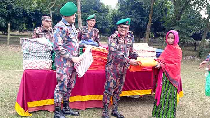 সীমান্তে শীতার্ত মানুষের মাঝে বিজিবি’র শীতবস্ত্র বিতরণ