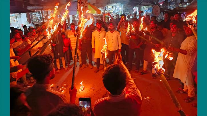 ধর্ষকদের প্রকাশ্যে ফাঁসির দাবিতে রায়পুরে ছাত্র-জনতার মশাল মিছিল