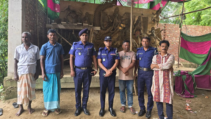 জয়পুরহাটে পূজা মন্ডপ পরিদর্শন করেছেন পুলিশ সুপার