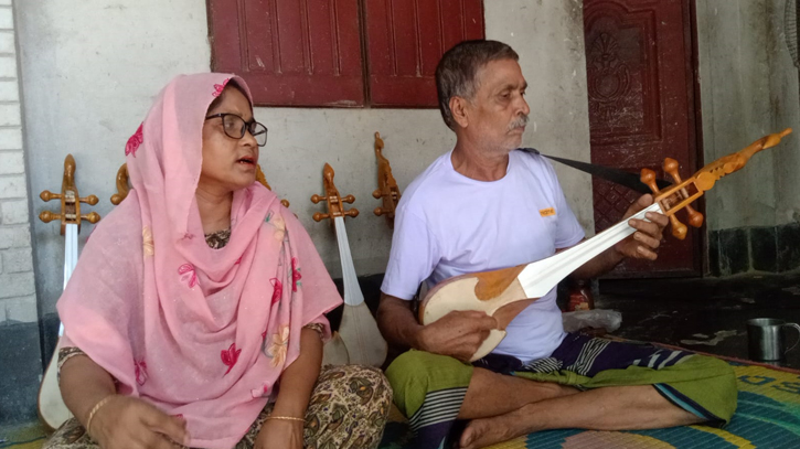 দোতারা তৈরি করে স্বাবলম্বী আতাউর-রুবী দম্পতি 