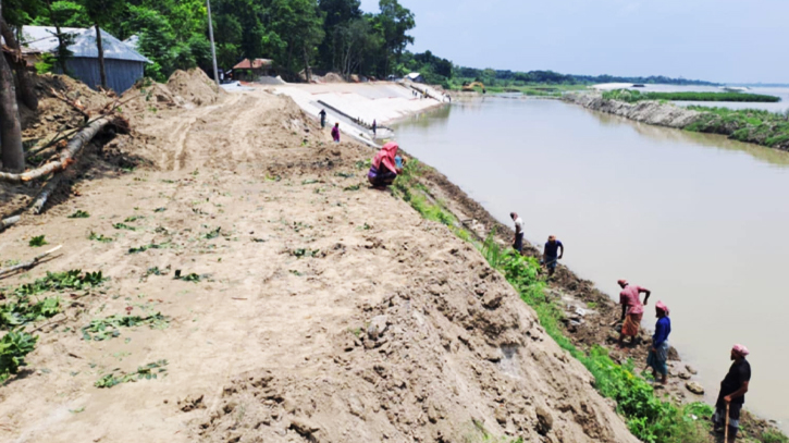 ঘরবাড়ি ভেঙে বেড়িবাঁধ নির্মাণ করছে পাউবো, দেননি ক্ষতিপূরণ