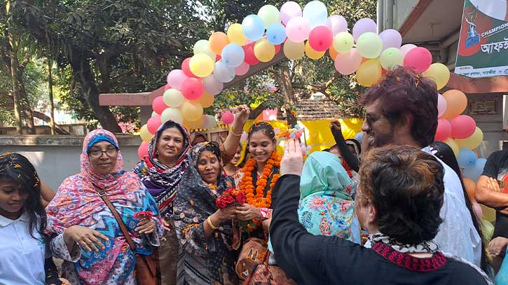 সাতক্ষীরায় ফিরে ফুলেল শুভেচ্ছায় সিক্ত জাতীয় মহিলা ফুটবল দলের অধিনায়ক প্রান্তি