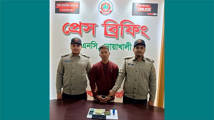 নোয়াখালীতে গুলি ও মাদক কারবারি গ্রেপ্তার