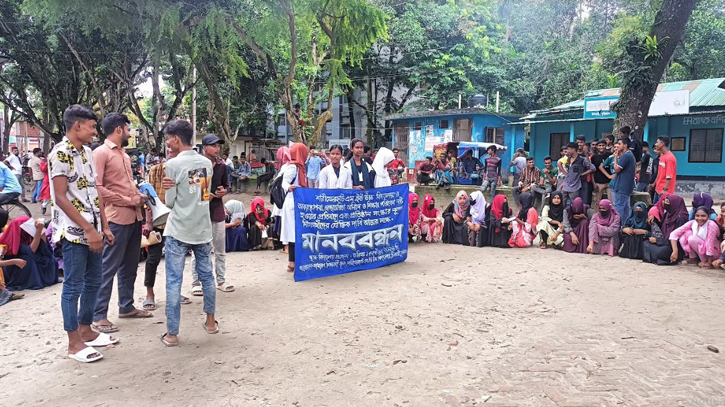 প্রধান শিক্ষকের পদত্যাগের দাবিতে পরিষদ চত্ত্বরে শিক্ষার্থীরা