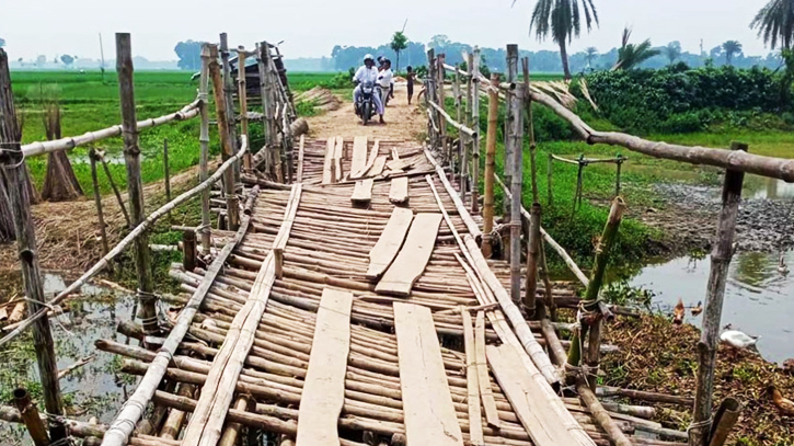 বর্ষায় ভেসে গেছে শার্শার বেলতা খালের উপর বাঁশ কাঠের সাঁকো