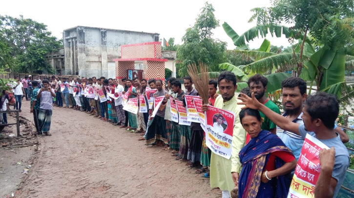 পাইকগাছায় অর্থ বাণিজ্যের বিনিময়ে নিয়োগ দেয়ায় মানববন্ধন