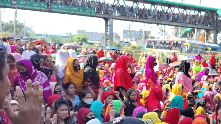 গাজীপুরে মহাসড়ক অবরোধ করে শ্রমিকদের বিক্ষোভ