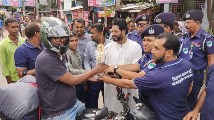 বাগেরহাটে হেলমেট পড়ে মোটরসাইকেল চালাতে উৎসাহিত করতে ক্যাম্পেইন