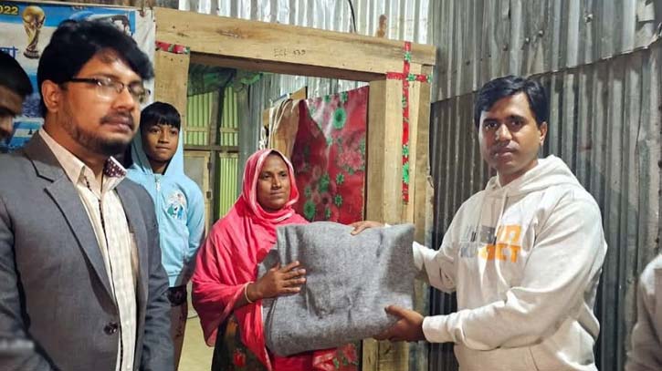 চকরিয়ায় শীতের রাতে শীতবস্ত্র বিতরণ করলেন ইউএনও