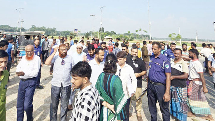 বেনাপোল থেকে দূরপাল্লার বাস চলাচল বন্ধ, ভোগান্তিতে পাসপোর্টযাত্রীরা