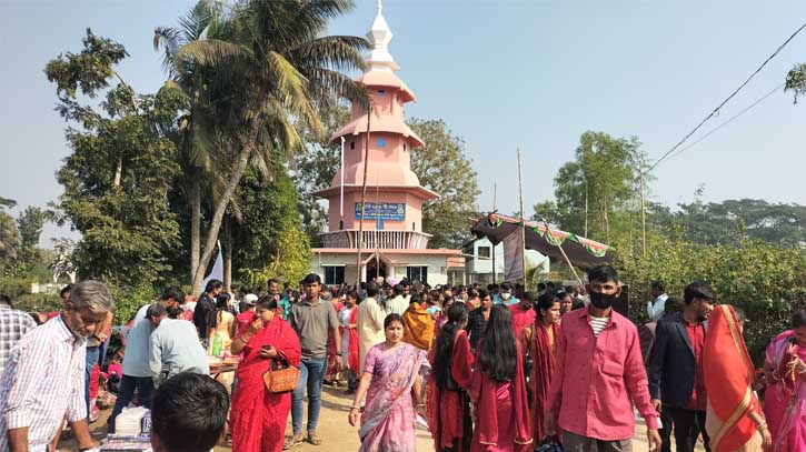 শুক্লাম্বর দীঘির প্রাচীন মেলায় লাখো পূণ্যার্থীর ভিড়