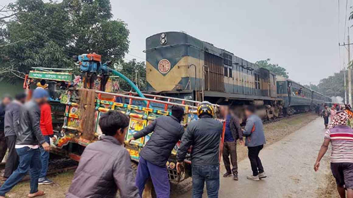 কুমিল্লায় ট্রেনের ধাক্কায় অটোরিকশার ৫ যাত্রী নিহত