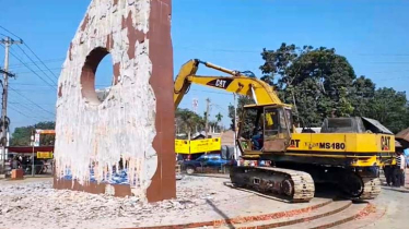 ফরিদপুরের বোয়ালমারীতে বঙ্গবন্ধু স্বাধীনতা স্মৃতি স্তম্ভ ভেঙে দিলো ছাত্র-জনতা