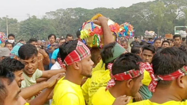 প্রশাসনের বাধা উপেক্ষা করে ঐতিহ্যবাহী ‘হুমগুটি’ খেলায় লাখো মানুষের ঢল