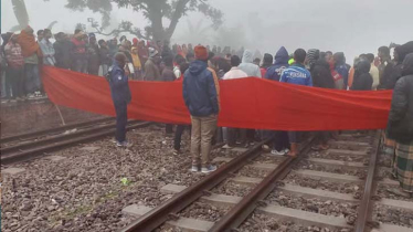 দ্রুতযান ট্রেনের যাত্রাবিরতির দাবিতে স্টেশন অবরোধ