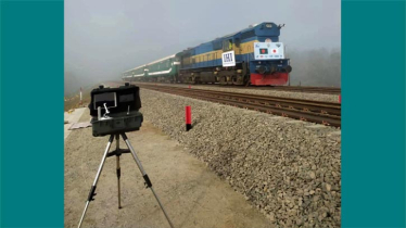 যাত্রী নিয়ে যমুনা রেলসেতু পাড়ি দিলো সিল্কসিটি এক্সপ্রেস ট্রেন