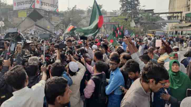 বিডিআর জওয়ানদের মুক্তির দাবিতে শাহবাগ মোড় অবরোধ