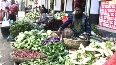 ভরা মৌসুমেও চড়া আত্রাইয়ের সবজির বাজার