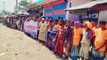 ইলিশ শিকারের নিষেধাজ্ঞার বিষয়ে জেলে ও ব্যবসায়ীদের মানববন্ধন