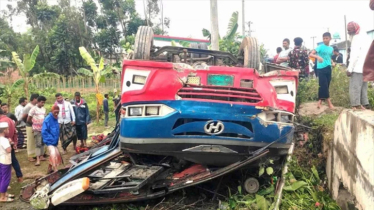 দিনাজপুরে যাত্রীবাহী বাস উল্টে নিহত ১, আহত ১৫