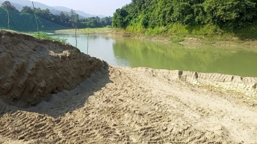 আলীকদমে বালু উত্তোলনের সময় অভিযান চালিয়ে এস্কেবেটর জব্দ