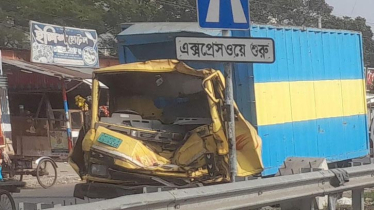 এক্সপ্রেসওয়েতে বাস-ট্রাকের সংঘর্ষে চালকসহ নিহত ২