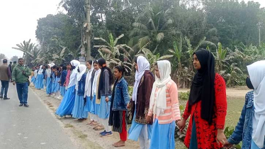 ফরিদপুরে স্কুলছাত্রীকে ইভটিজিং এর প্রতিবাদ করায় বাবাকে মারধর, গ্রেপ্তারের দাবিতে মানববন্ধন