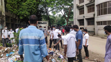 ক্যাম্পাসের ময়লা আবর্জনার স্তূপ অপসরণ করলো জবি ছাত্রদল