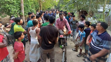 প্রকাশ্যে ইউপি সদস্যকে লক্ষ্য করে গুলি