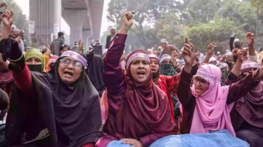 জাতীয়করণের দাবি: শাহবাগে অবস্থান নিয়েছেন ইবতেদায়ি শিক্ষকরা