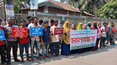 কয়রায় ওসি’র বিরু‌দ্ধে অ‌ভি‌যোগ প্রত্যাহারের দাবিতে মানবন্ধন