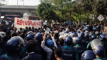 শিক্ষা ভবন মোড়ে মুখোমুখি অবস্থানে আন্দোলনকারী-পুলিশ