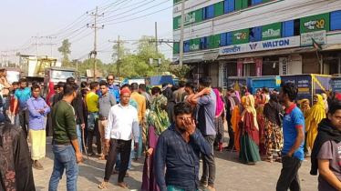 গাজীপুরে মহাসড়ক অবরোধ করে শ্রমিকদের বিক্ষোভ