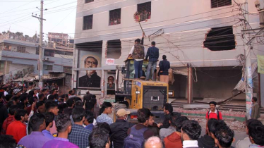 নওগাঁয় আওয়ামী লীগের দলীয় কার্যালয় এক্সকাভেটর দিয়ে ভাঙচুর