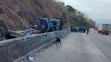 থাইল্যান্ডে শিক্ষাসফরের বাস উল্টে নিহত ১৮