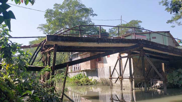 বরগুনায় ব্রিজ ভেঙে দুর্ভোগে শিক্ষার্থীসহ হাজারো মানুষ