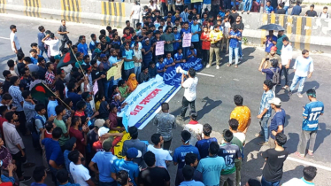 ঢাকা-আরিচা মহাসড়ক অবরোধ করে জাবি শিক্ষার্থীদের বিক্ষোভ