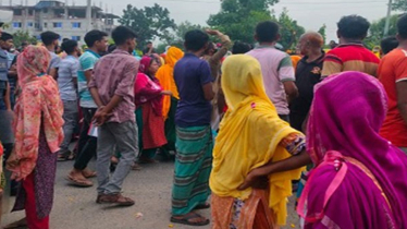 গাজীপুরে ১২ দফা দাবিতে কারখানা শ্রমিকদের বিক্ষোভ