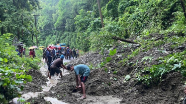 খাগড়াছড়ির আলুটিলায় পাহাড় ধসে যানচলাচল বন্ধ