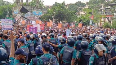 চাকরি জাতীয়করণের দাবিতে শাহবাগে অবরোধ