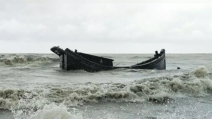 বৈরী আবহাওয়ায় হাতিয়ার ১৯ ট্রলার ডুবি