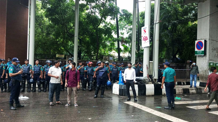 শক্ত অবস্থানে ঢাবি ক্যাম্পাসে ছাত্রলীগ, শাহবাগে পুলিশ