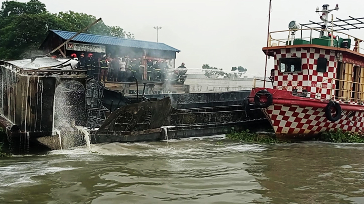 নারায়ণগঞ্জের ফতুল্লায় তেলবাহী ট্রলারের আগুন নিয়ন্ত্রণে