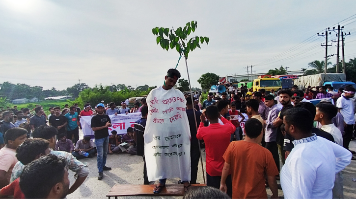 কুবি শিক্ষার্থীদের ঢাকা-চট্টগ্রাম মহাসড়ক অবরোধ