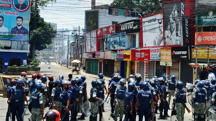 বগুড়ায় পুলিশ-শিক্ষার্থী সংঘর্ষ, ১০ পুলিশসহ আহত ৫০