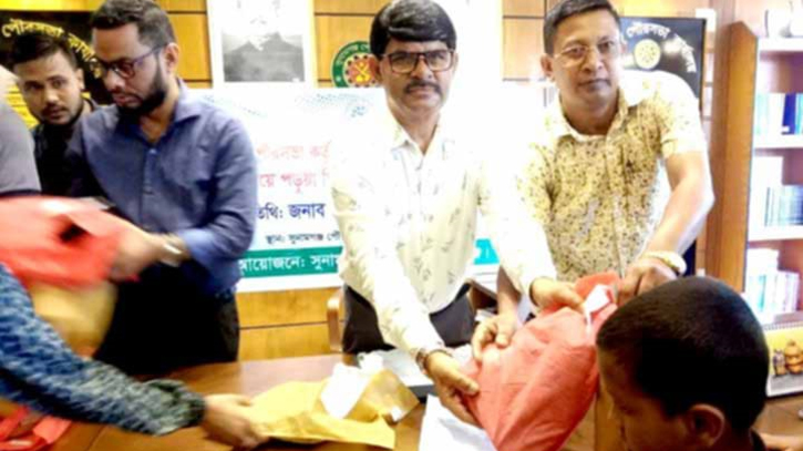 পৌরসভার উদ্যোগে ৭৭ জন ছাত্রছাত্রীর মাঝে স্কুল ড্রেস বিতরণ