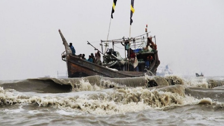 বঙ্গোপসাগরে পাঁচ ট্রলার ডুবি, নিখোঁজ দুই জেলে