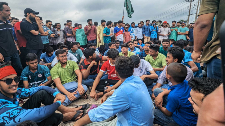 কোটা বাতিলের দাবিতে ঢাকা-চট্রগ্রাম মহাসড়ক অবরোধ