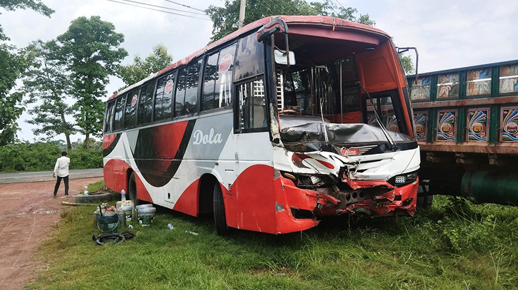 বাগেরহাটে সড়ক দুর্ঘটনায় ভারতীয় নাগরিক নিহত, আহত ৫